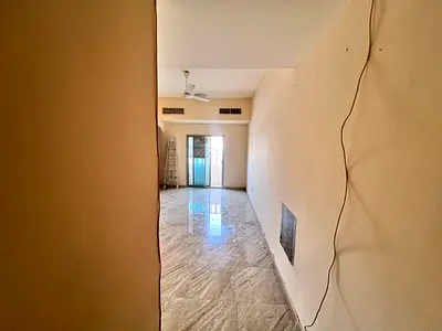 Balcony with an open view of the main road, separate kitchen, full maintenance included by the owner, at a very special price.