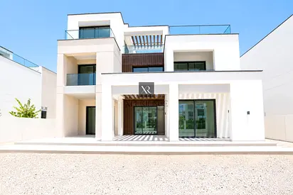 PREMIUM VILLA LIVING |PARK VIEW | LARGE PLOT