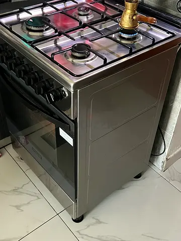 Used freestanding 4-burner gas cooker with oven - good working condition