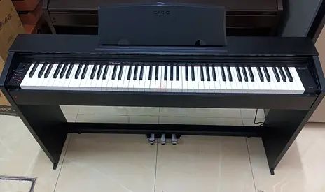 The Casio PX-770 Privia is a popular, slim-profile 88-key digital console piano. It combines