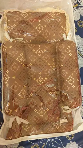 Brown patterned bedding set with pillows - unused, in packaging