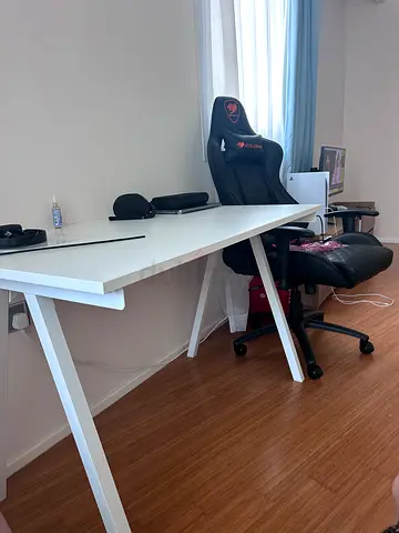 White Study/Computer Desk in Good Condition