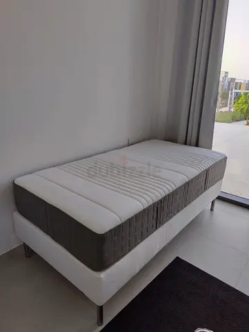 Single white 90x190 guest bed with base and metal legs