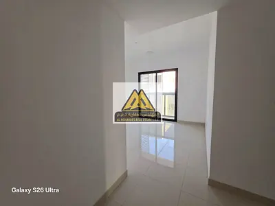 شقة أول ساكن للإيجار السنوي في الجرف الصناعية 2 عجمان بناية جديدة بالكامل مع موقف خاص وبلكونتين وتشطيبات حديثة