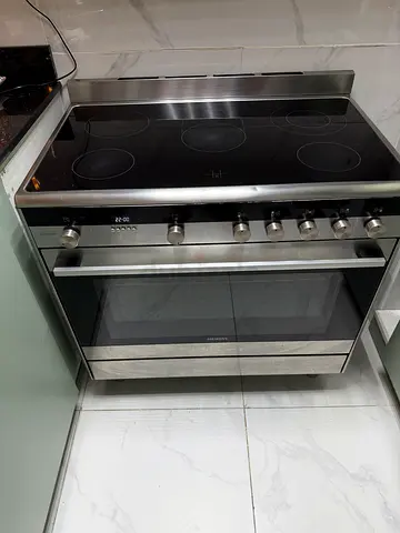 Stainless Steel Electric Range with Ceramic Cooktop and Oven on excellent condition 90x60