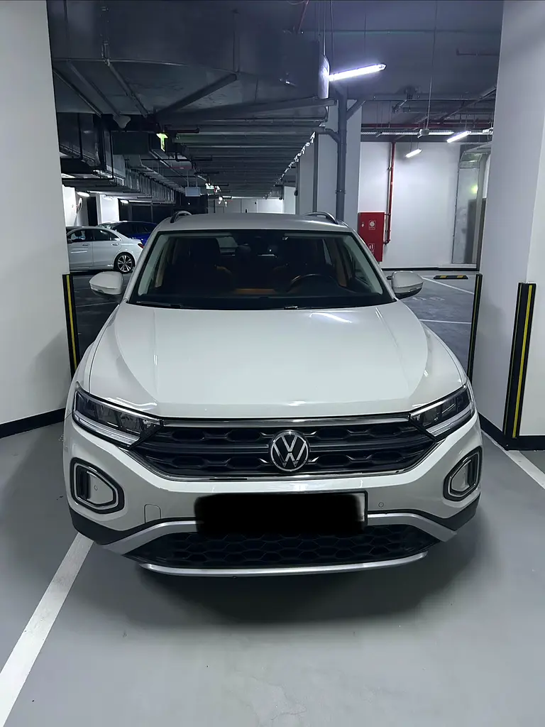 Volkswagen T-Roc 2023 — photo 1 of 17