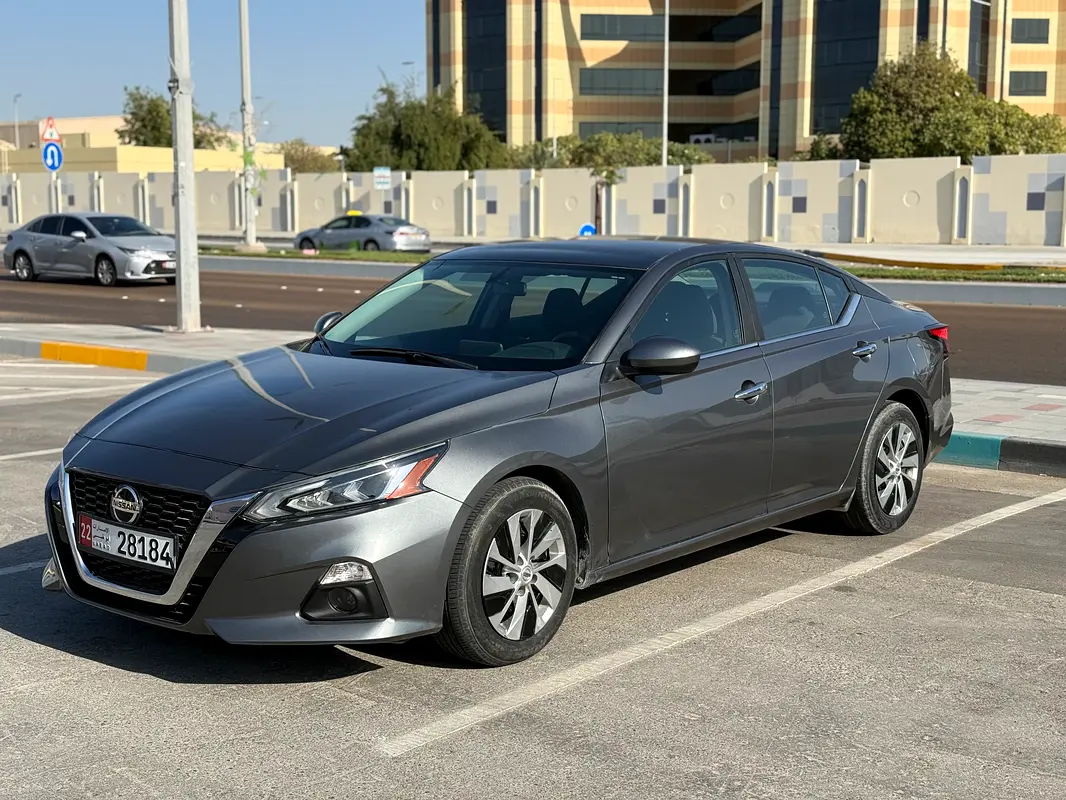 Nissan Altima 2020 — photo 1 of 10