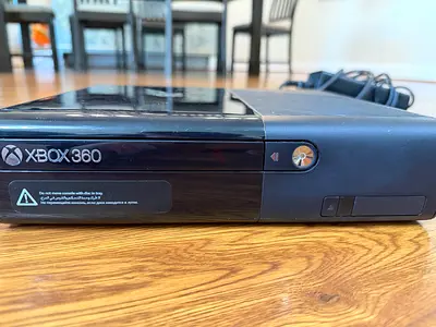 Xbox 360 E Bundle+2 controllers 1 wired 1 wireless+Kinect for games with camera.NEGOTIABLE PRICE!!!