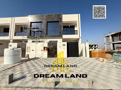 يشمل السعر رسوم التسجيل. منزل تاون هاوس مفروش بشكل رائع، يتكون من 5 غرف نوم رئيسية مع خزائن ملابس مدمجة وسطح، معروض للبيع الآن.