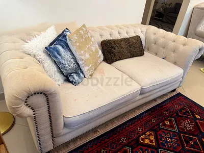 Beige Chesterfield Style 2-Seater Sofa with Decorative Cushions