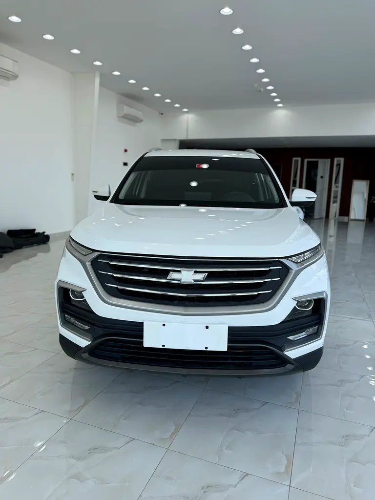 Chevrolet Captiva 2023 — photo 1 of 10