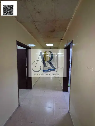 🏢 إعلان مميز – سكن عمال للإيجار في الجرف 📍 الموقع: الجرف – خلف سوق السيارات 🏠 عدد الغرف المتاحة: 16 غرفة 💰 الإيجار: 3200 درهم للغرفة
