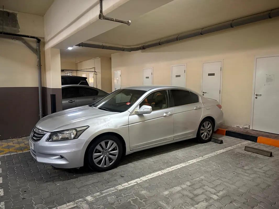 Honda Accord 2012 — photo 1 of 9