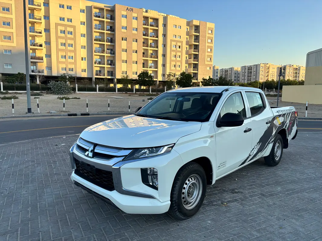 Mitsubishi L200 2023 — photo 1 of 9