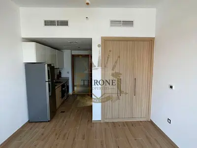 Vacant Studio | Steps from Metro | High Floor