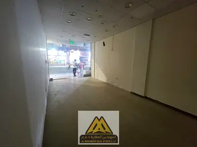 فرصة استثمارية وتجارية فائقة التميز للايجار السنوي محل تجاري بمساحة ضخمة بموقع حيوي واستراتيجي للغاية في منطقة المويهات 3 عجمان على الطريق مباشرة وسط