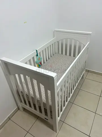 Juniors- White Wooden Baby Crib — Excellent Condition, Includes Mattress and fitted bed sheets free