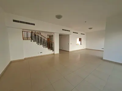Very Well Maintained villa for rent in St9