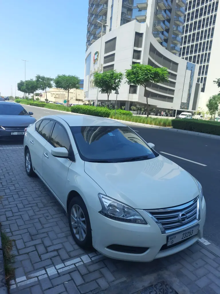 Nissan Sentra 2015 — photo 1 of 15