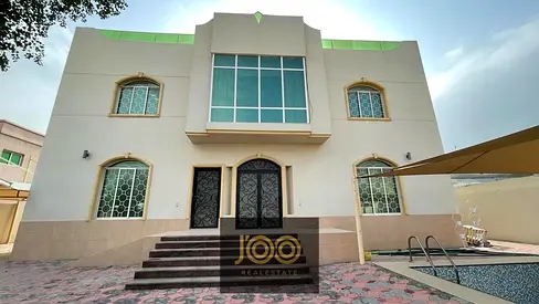 صة استثمارية وسكنية مميزة لامتلاك فيلا واسعة في منطقة الفلج من أكثر المناطق المطلوبة والهادئة للعائلات. تقع الفيلا على شارع بعرض 18 متر وتتميز بمساحة