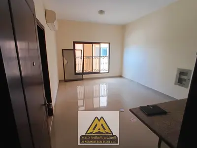 للإيجار السنوي بالروضة 2 - استديو واسع ومضيء على شارع عمار مباشرة
