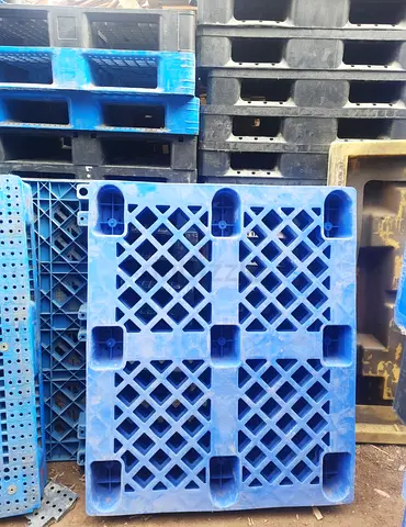 9 leg Nestable and Flat surface Used Plastic Pallets