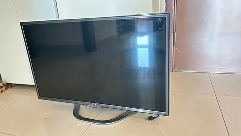 LG 32-inch LED Monitor/smart TV  needs repairing