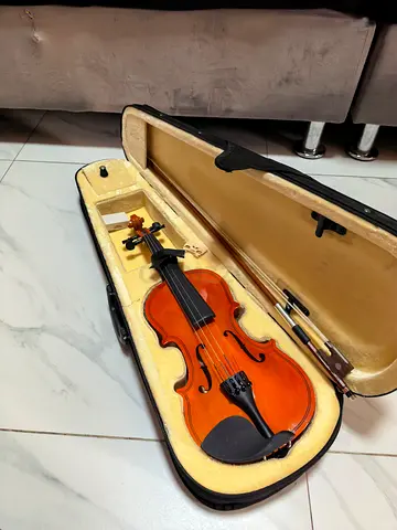 1/4 Size Violin with Case and Bow for 5-7 Years old -New Condition