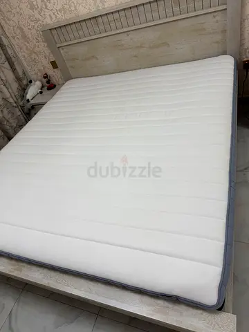Mattress ikea 180x200 like new covered with sheet protector