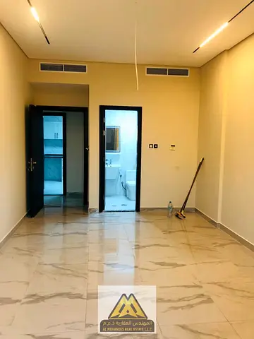 شقة غرفة وصالة (أول ساكن - 2 حمام) مع بلكونة للإيجار السنوي في الروضة 3 عجمان على شارع الشيخ عمار مباشرة بتسهيلات على 6 دفعات