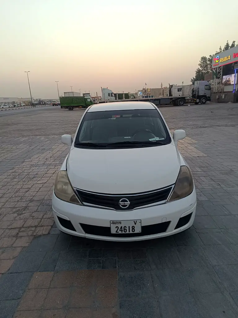 Nissan Tiida 2012 — photo 1 of 13