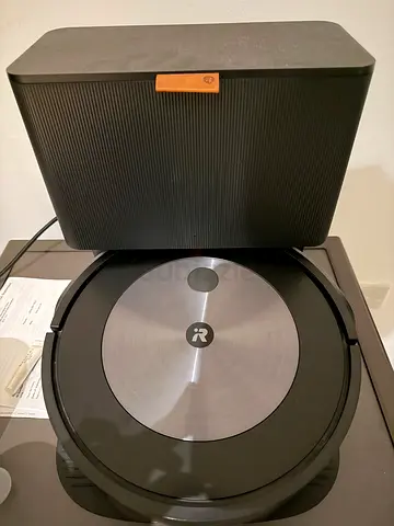 iRobot Roomba J7 Robot Vacuum with Charging Base