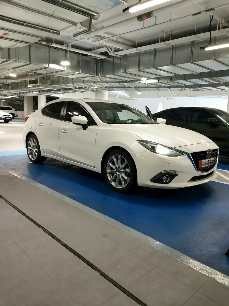 Mazda 3 2015 — photo 1 of 14