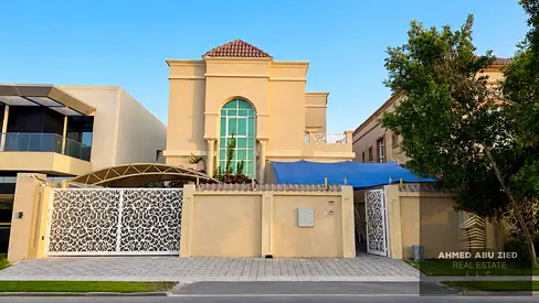 For rent: Residential/commercial villa in Al Muwayhat 1 area, Ajman. 5 rooms, majlis, 2 living rooms, and a spacious yard.