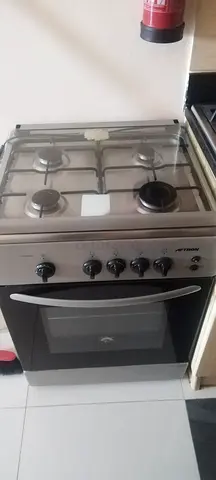 4-burner gas cooker with oven - good working condition