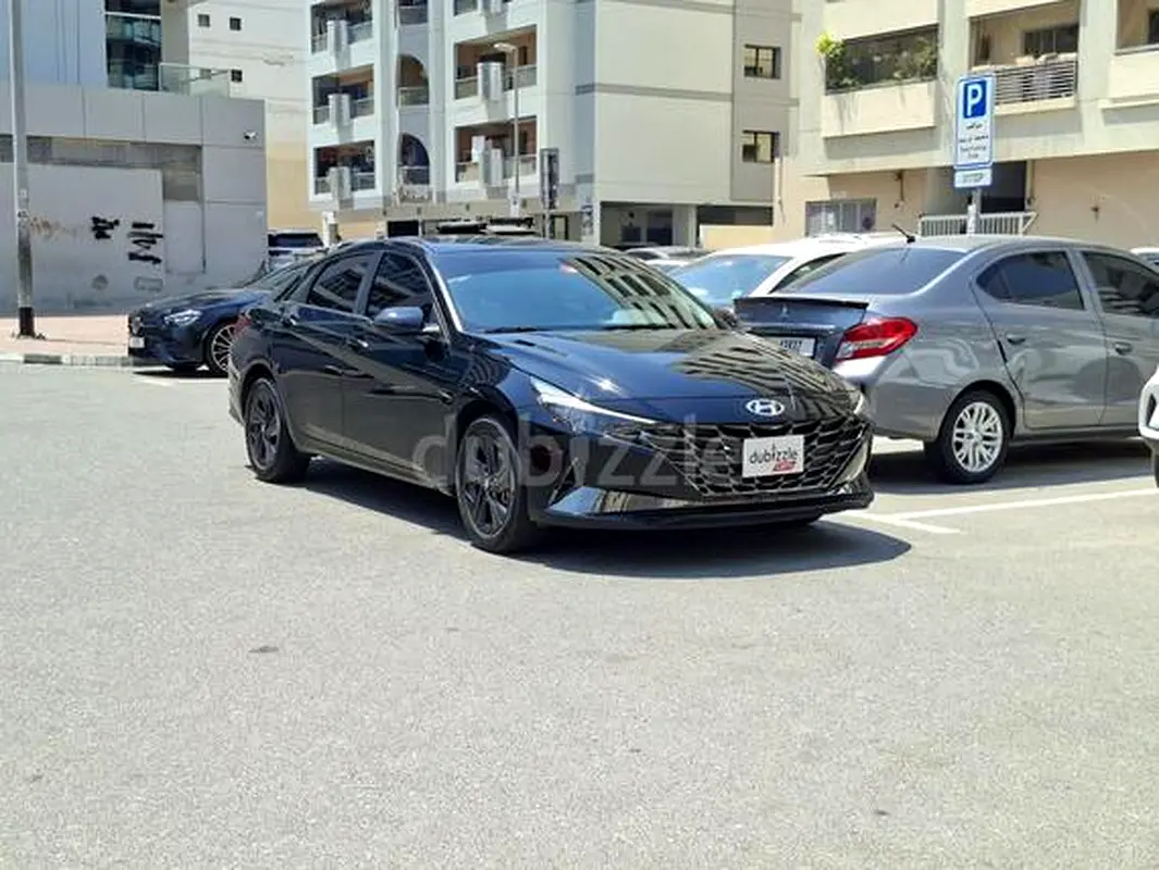 Hyundai Elantra 2023 — photo 1 of 14