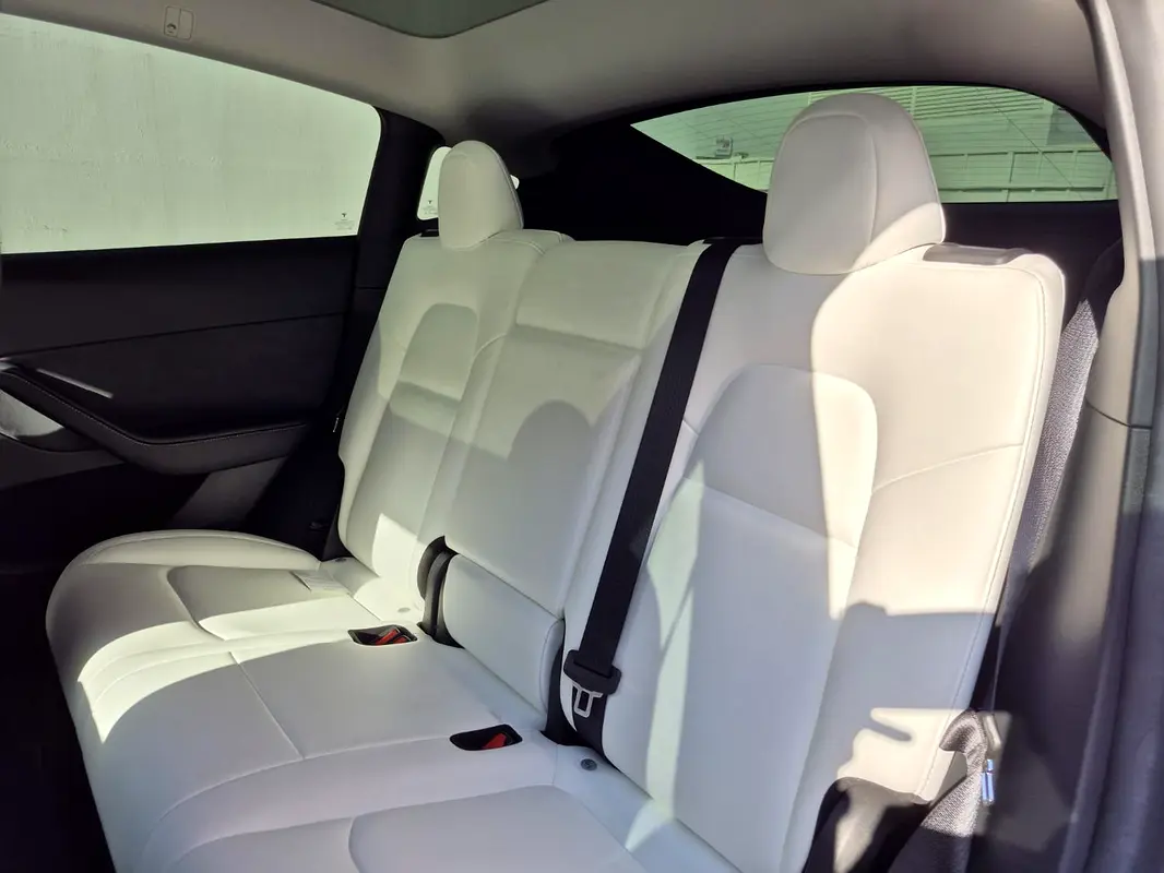 Tesla Model Y 2023 — photo 1 of 15