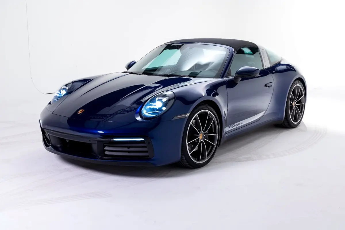 Porsche 911 2021 — photo 1 of 2