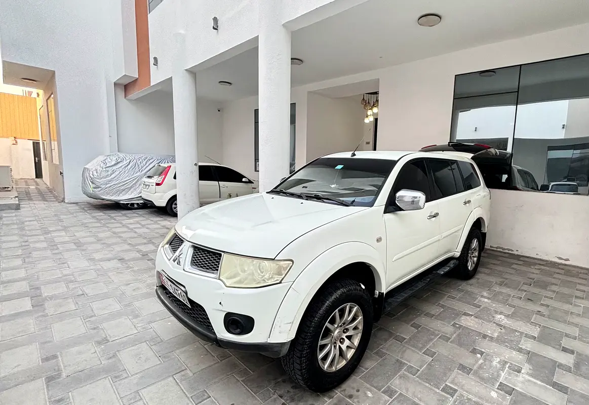 Mitsubishi Pajero Sport 2009 — photo 1 of 5