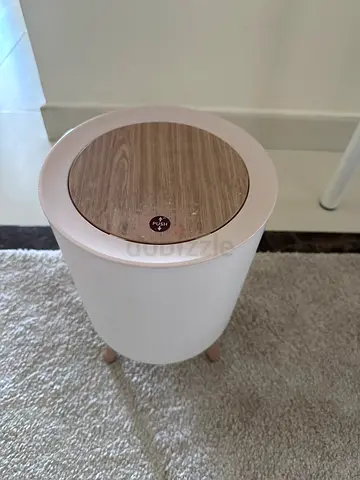Small round rubbish bin with wooden top and white body