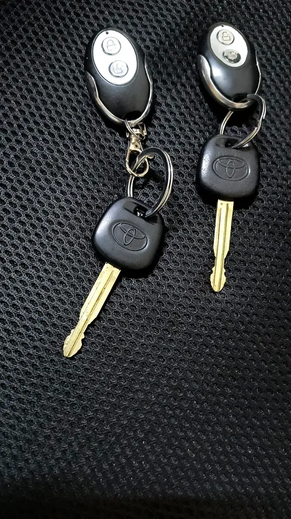 Toyota Yaris 2011 — photo 1 of 8
