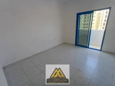 تتميز بمساحة كبيرة وبلكونة وتكييف مركزي، مع صيانة مجانية على المالك، في موقع حيوي قريب من جميع الخدمات ومناسب للسكن العائلي المريح.