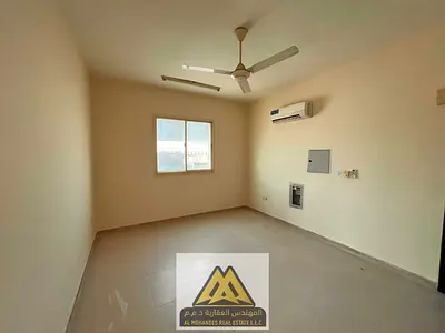 تقع على شارع الشيخ عمار مباشرة، في موقع حيوي قريب من جميع الخدمات ودوار العبايات، مع سهولة الوصول إلى دبي والشارقة.