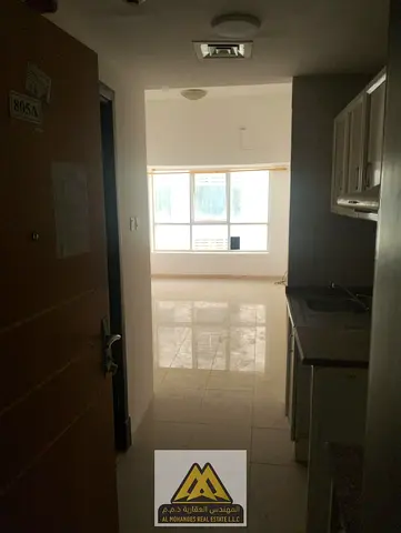 The studio features a semi-separated kitchen, central air conditioning, and free maintenance, located in a prime area close to all daily services.