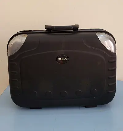 Hard-shell carry-on suitcase with TSA lock — maximum space 8kg hand carry
