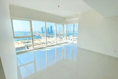 Panoramic and Palm Views | Bright Living Space