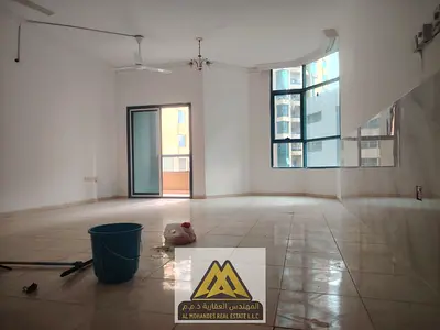فرصة مميزة للإيجار السنوي شقة واسعة جداً في أبراج الخور بمنطقة الراشدية 1 بعجمان، تتميز بمساحة كبيرة تبلغ 1800 قدم مربع وتصميم عملي يوفر الراحة والخصو