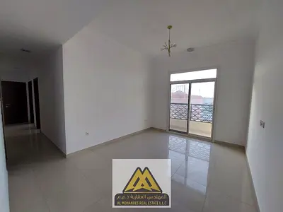 مساحة كبيرة وبلكونة وخزائن حائط مع تكييف وغاز مركزي ومدخل راقٍ في بناية عائلات قرب نستو وشارع الشيخ عمار