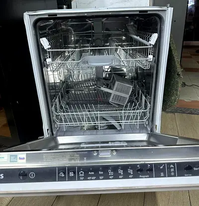 Siemens SN66D010GC is a 60cm fully-integrated built-in dishwasher