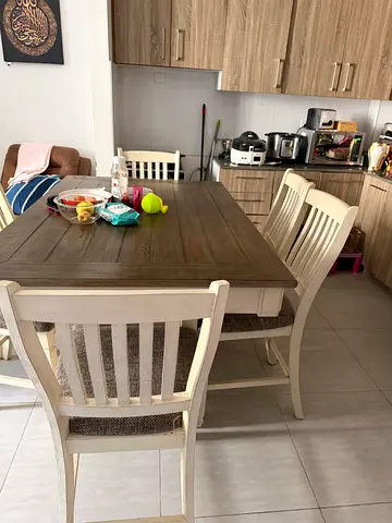 United furniture dining table
